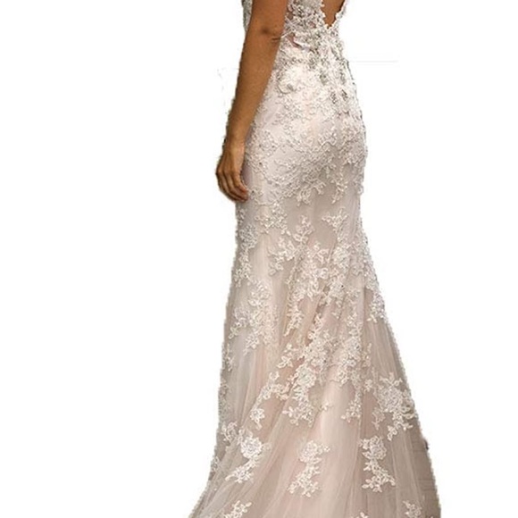 NWOT- Gorgeous ivory beaded lace wedding dress. - Picture 4 of 7